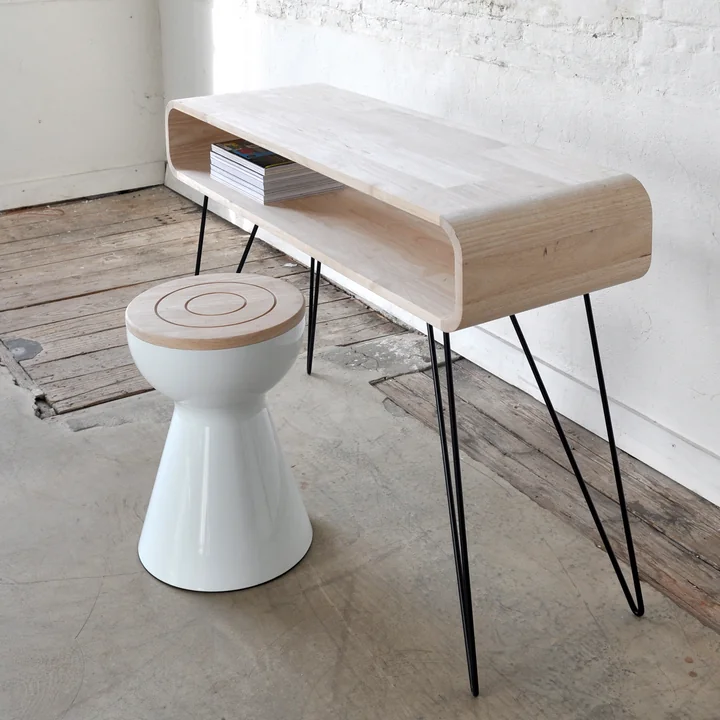 La table du canapé Metro et le tabouret Boto de XLBoom