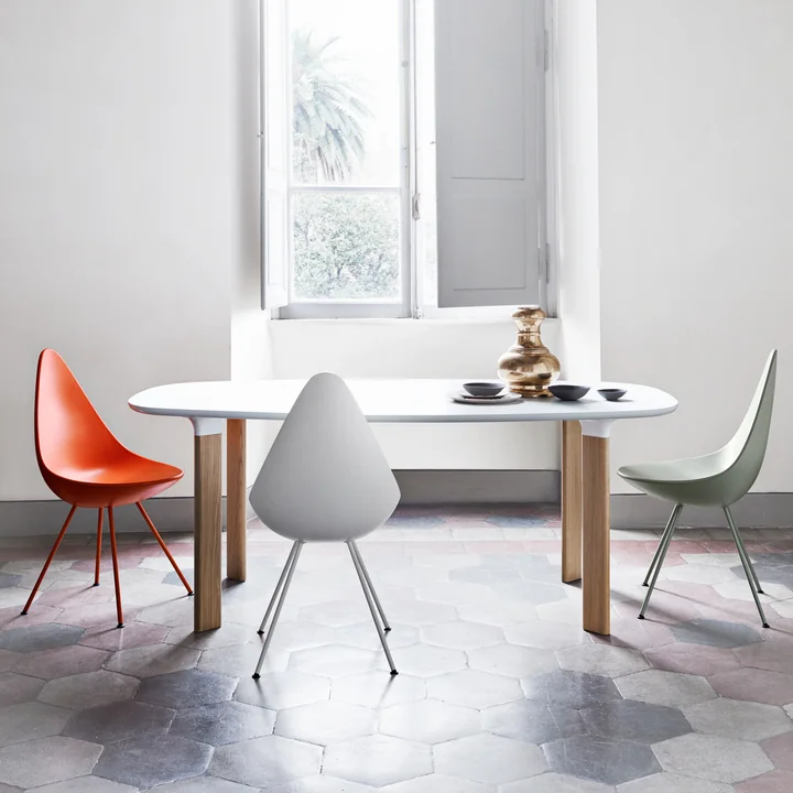 Drop Chaise de Fritz Hansen en blanc avec table analogue