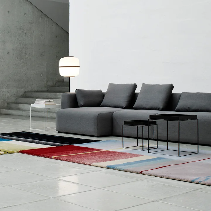 Tray Table et Mags Soft Sofa de HAY