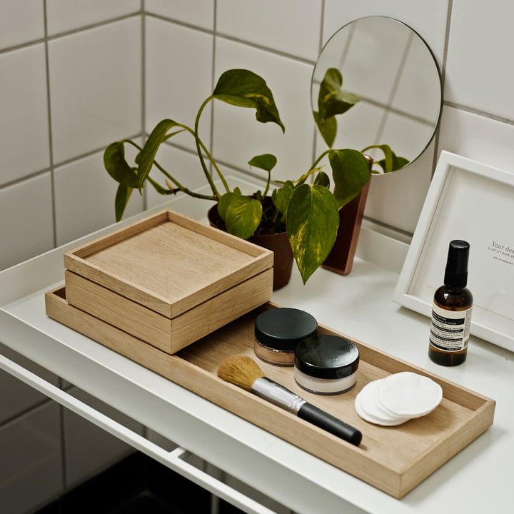 Le Nomad Tray de Skagerak sur la table de maquillage