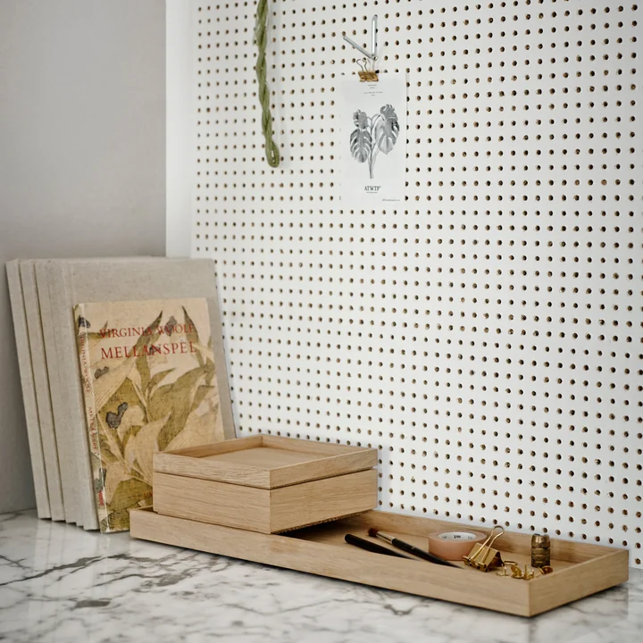 Le site Nomad Tray de Skagerak sur une surface en marbre