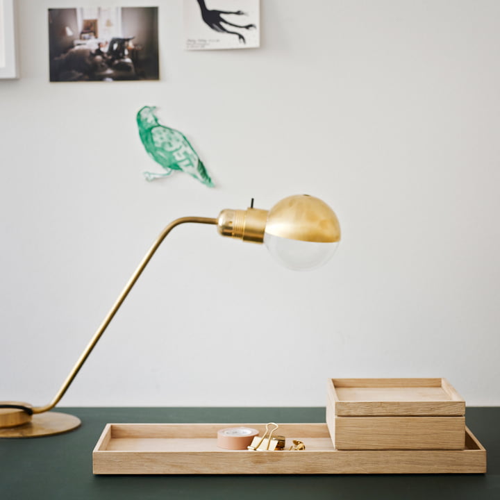 Le site Nomad Tray de Skagerak sur un bureau vert foncé