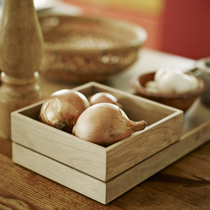 Le Nomad Tray de Skagerak avec des légumes et des fruits