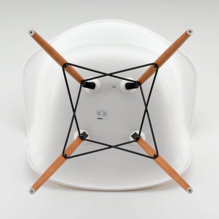 Eames Plastic Armchair DAW de Vitra en blanc d'en bas