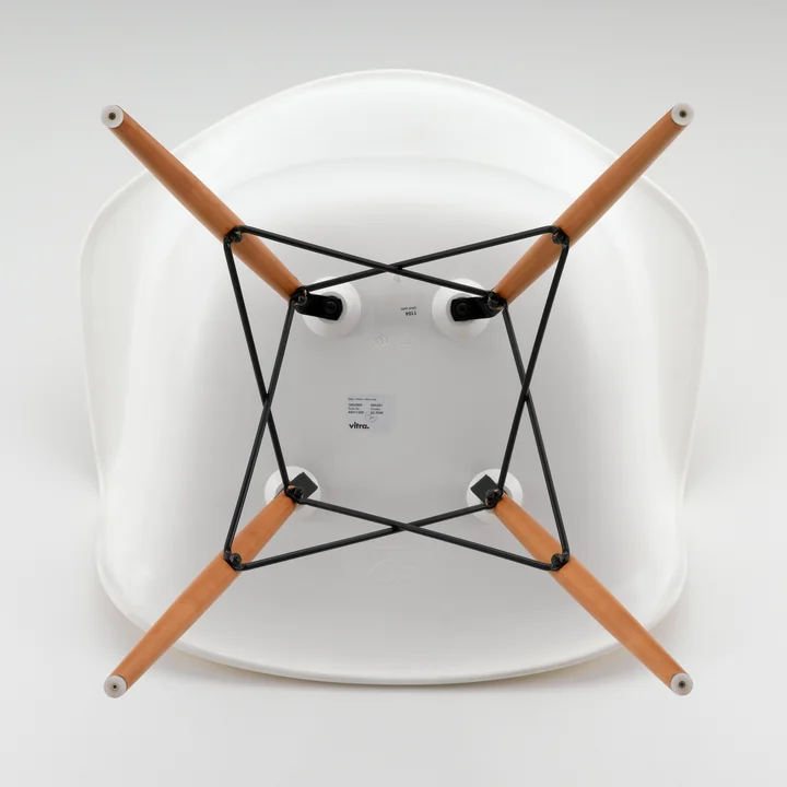 Eames Plastic Armchair DAW de Vitra en blanc d'en bas