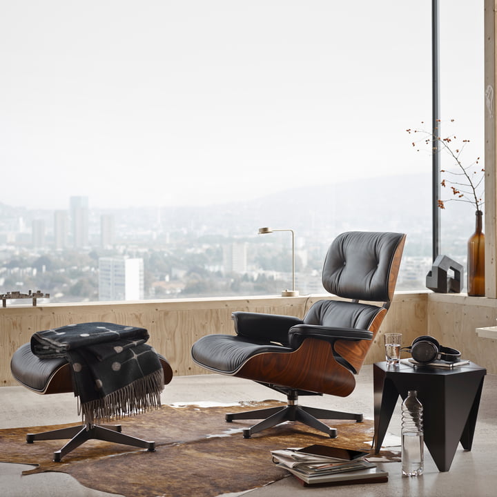 Lounge Chair & Ottoman de Vitra avec la Prismatic Table