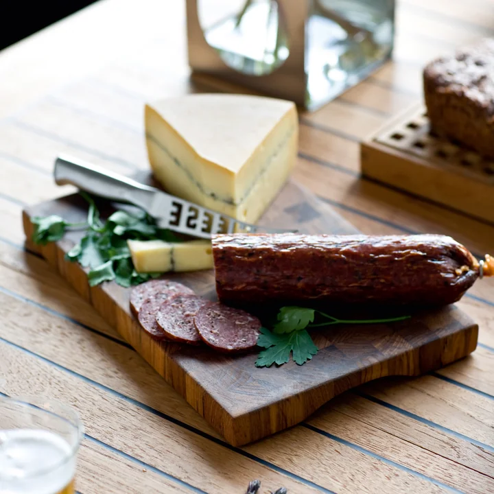La planche à découper de Skagerak en teck avec saucisse et fromage