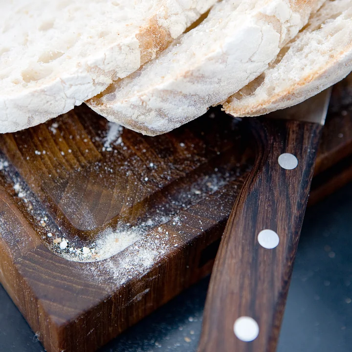 L'encoche de la planche à découper de Skagerak récupère les miettes
