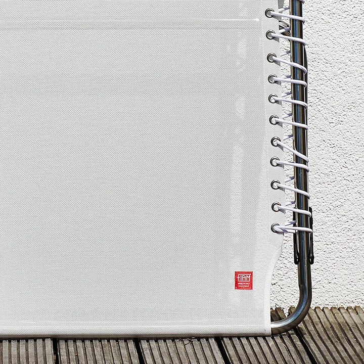 Amigo XXL Chaise longue à trois pieds de Fiam en blanc, vue détaillée de l'extrémité du pied avec le logo