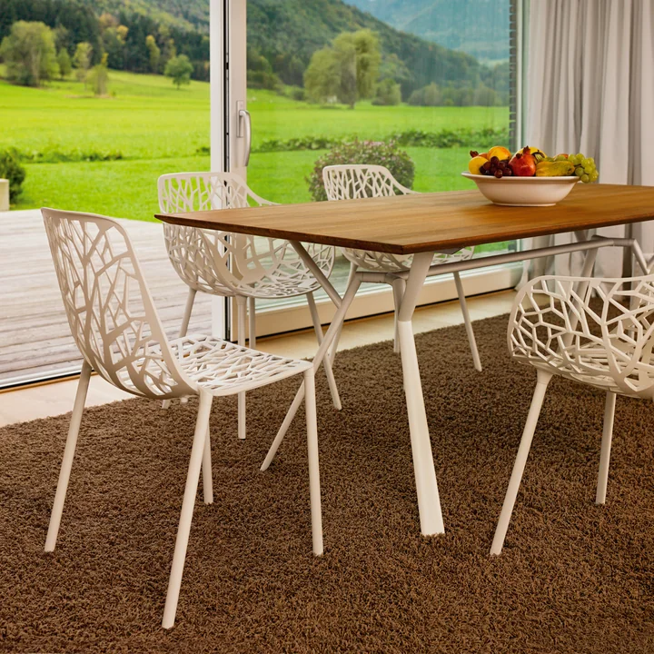 Table à manger élégante avec plateau en teck