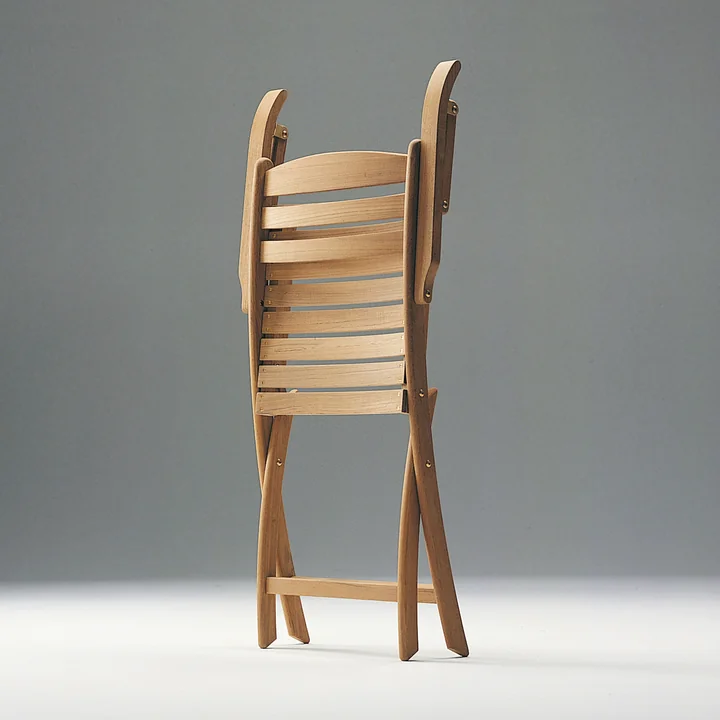 Selandia Chaise pliante avec accoudoirs de Skagerak en teck