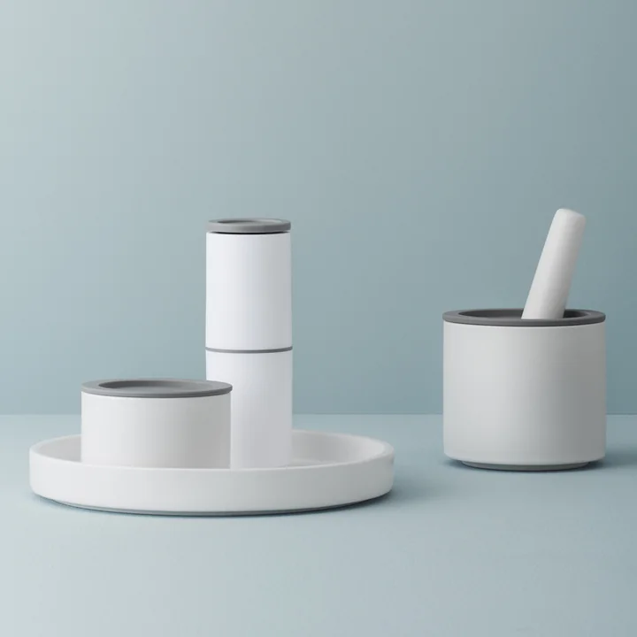 Des aides fonctionnelles au quotidien en blanc-gris