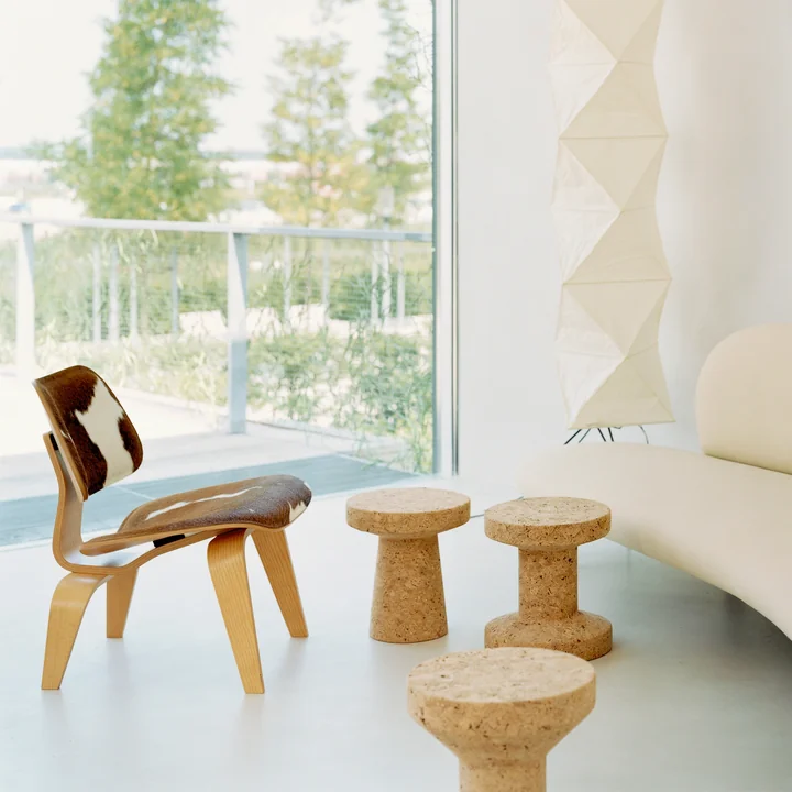 Le Vitra - tabouret - Cork Family et la chaise Plywood en combinaison