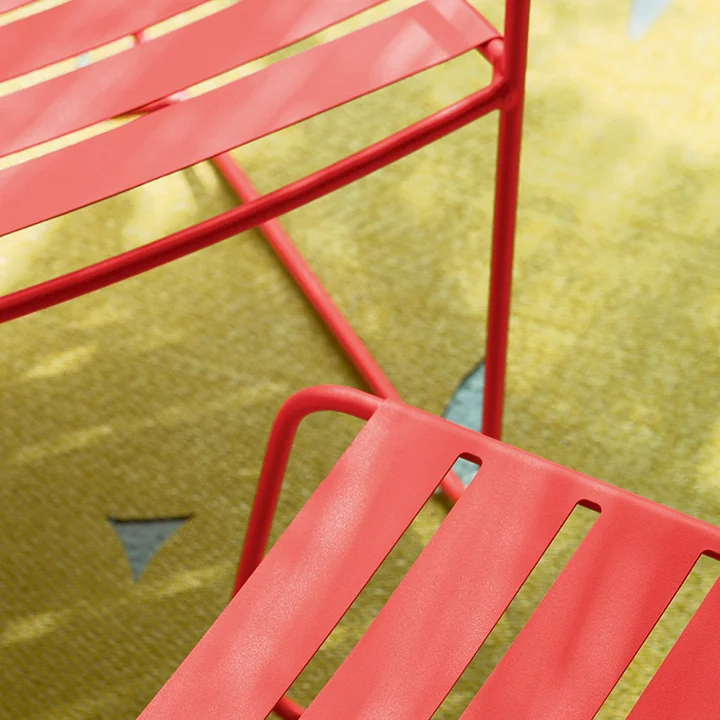 En fil d’acier et tôle d’acier découpée au laser