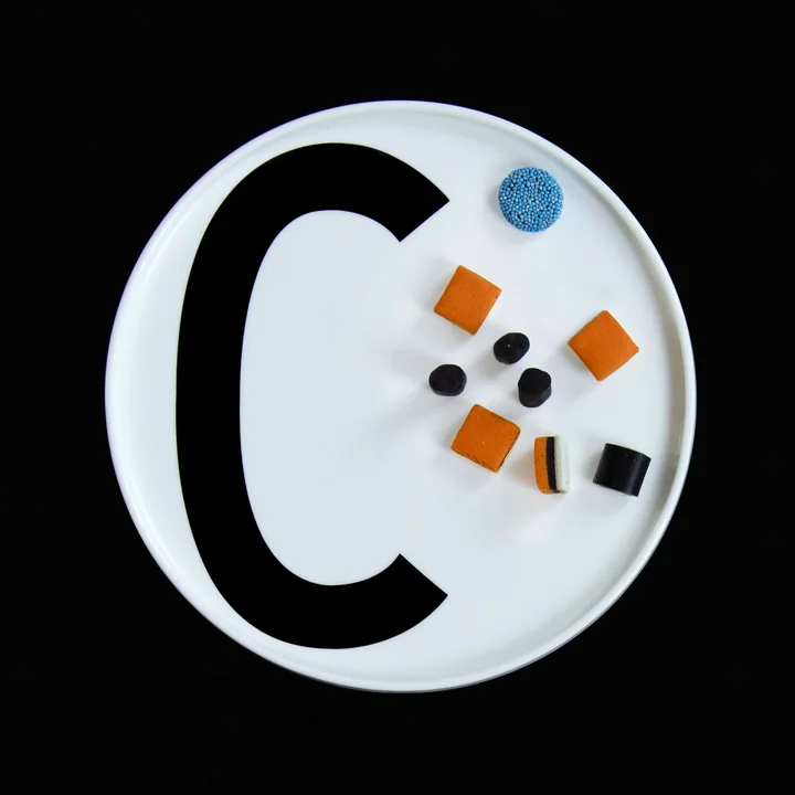 AJ Avec l'assiette en porcelaine C de Design Letters , le repas a deux fois plus de goût