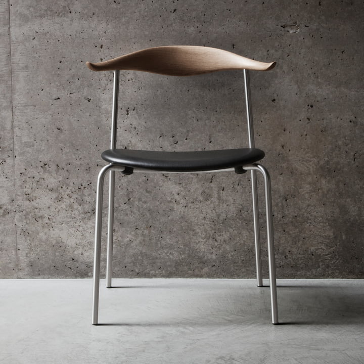 CH88P de Carl Hansen dans la finition chêne / cuir noir / piètement acier