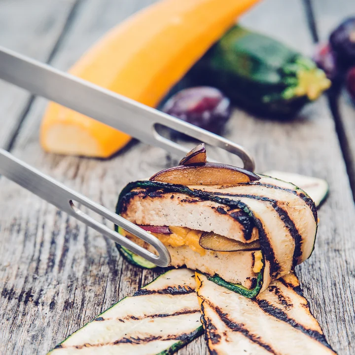 La pince à grill de Höfats tient bien en main