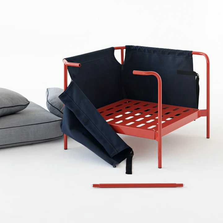 Fauteuil en toile rouge / Toile bleue / Toile grise par HAY en construction