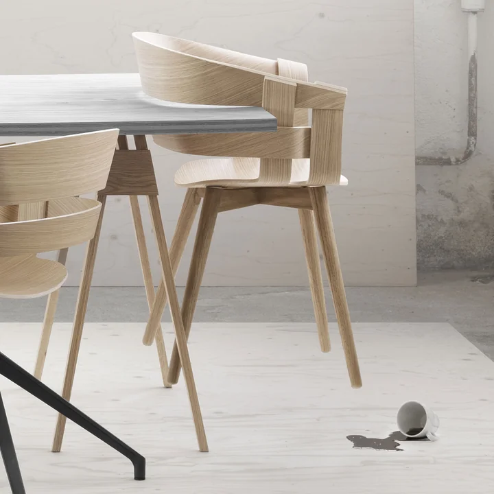 La Wick Chair Wood et le bureau Arco