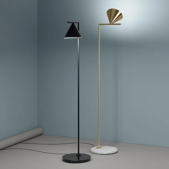 Le lampadaire à LED Captain Flint en laiton et en noir