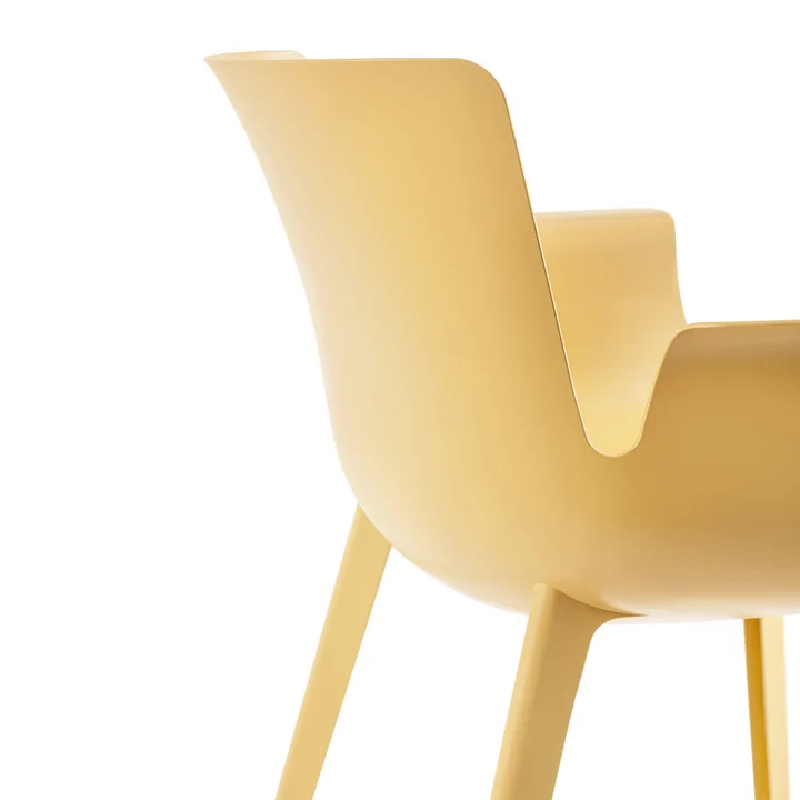 La chaise Piuma en plastique renforcé de fibres de carbone