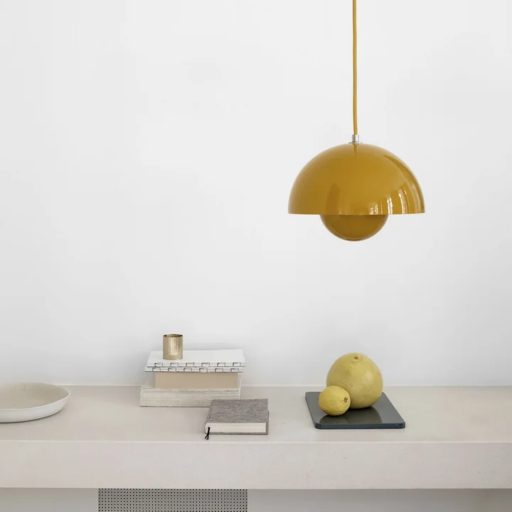 FlowerPot Lampe suspendue VP1 (en couleur) de & Tradition au-dessus de la table