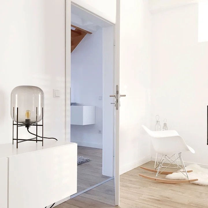 Lampe Oda petite de Pulpo et Eames Plastic Armchair RAR de Vitra