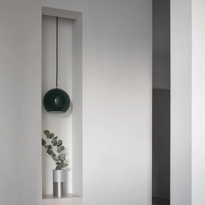 Le site Topan luminaire suspendu VP6 de & Tradition en noir dans un encastrement dans le mur au-dessus d'un vase