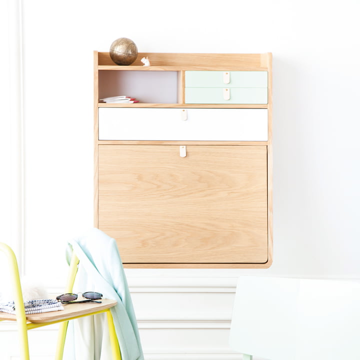 Armoire murale esthétique et valet de nuit utile