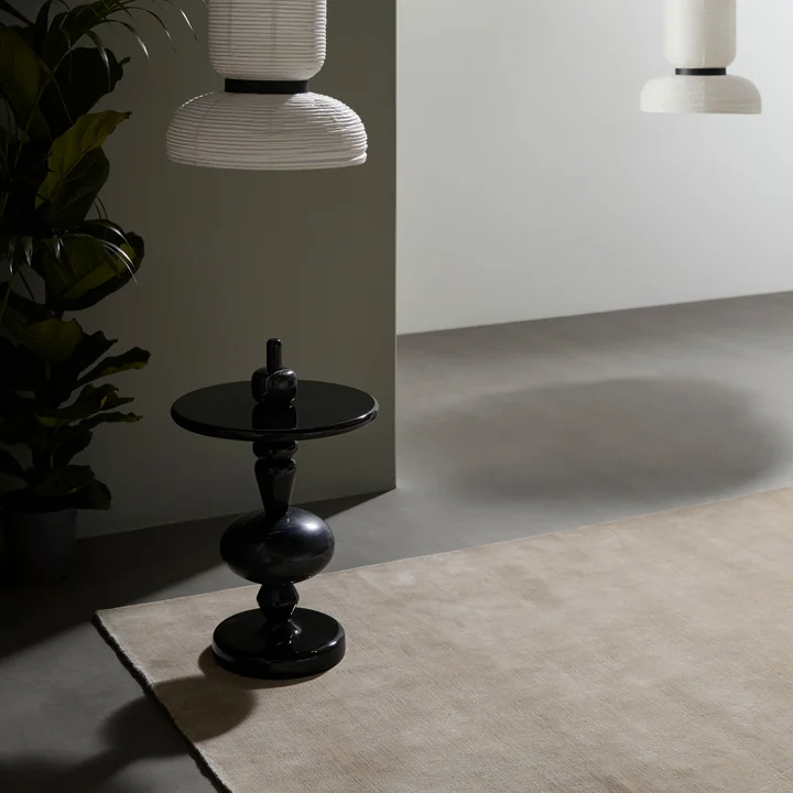Le site & Tradition Moor Rug Tapis le luminaire Formakami et la Shuffle Table