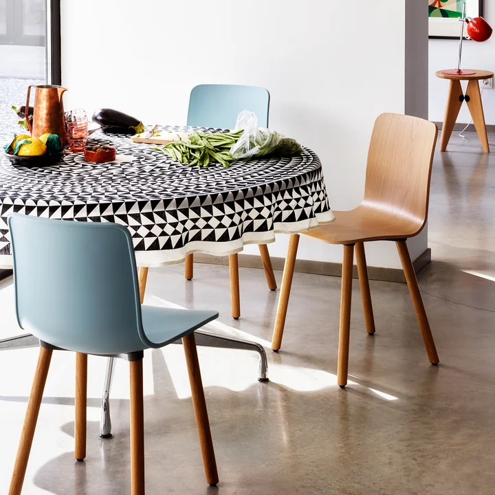 Hal Wood Chaise et nappe en lin Geometric de Vitra