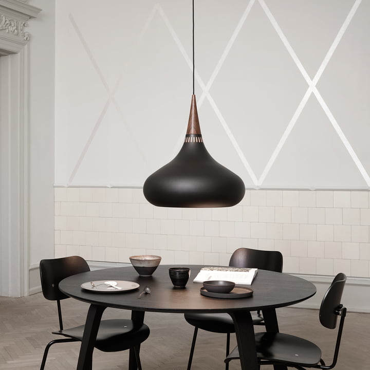 Suspension lumineuse Orient Black au-dessus de la table