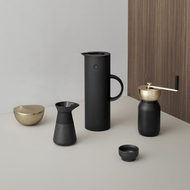 Les collections Collar et Theo avec pichet isotherme soft EM 77 de Stelton