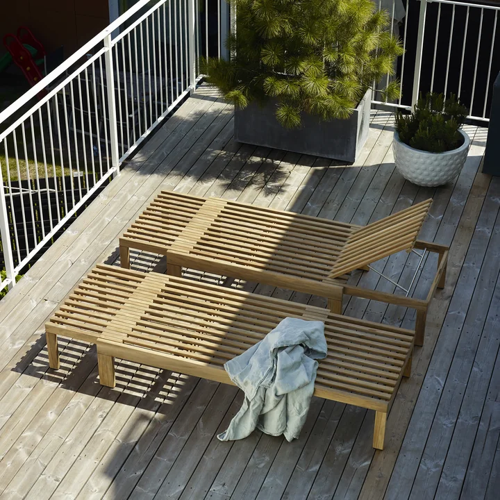 Les Riviera Chaises longues de Skagerak sur un balcon en bois