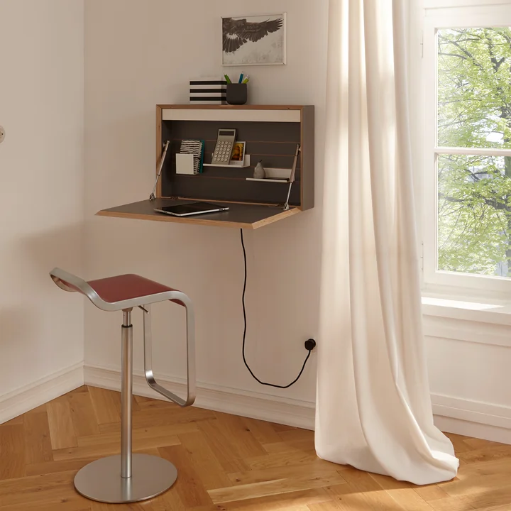Bureau Flatbox de Müller Small Living dans une salle éclairée