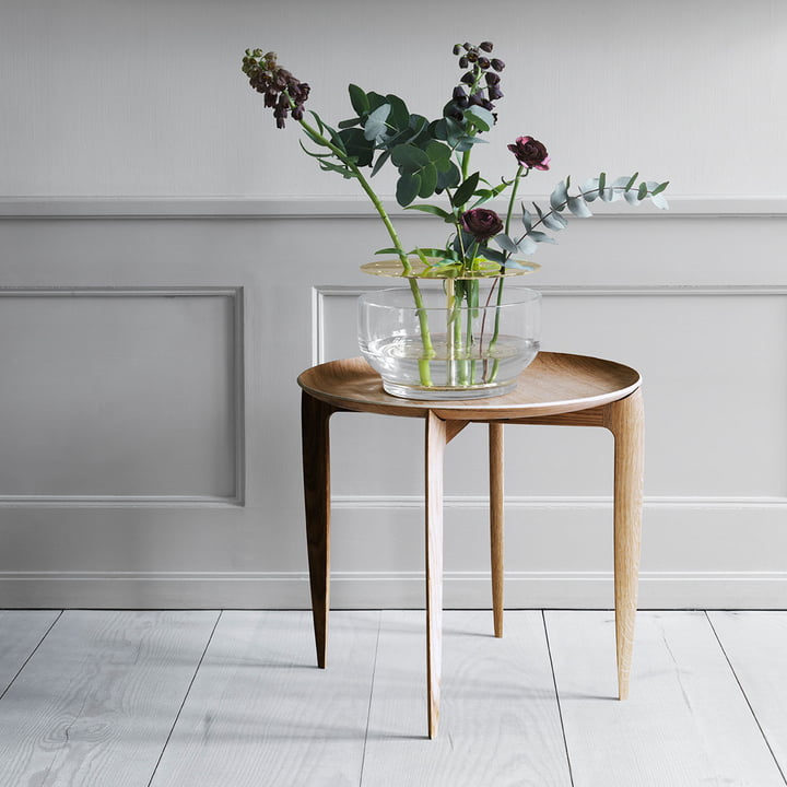 Vase design Ikebana sur table d'appoint de Fritz Hansen