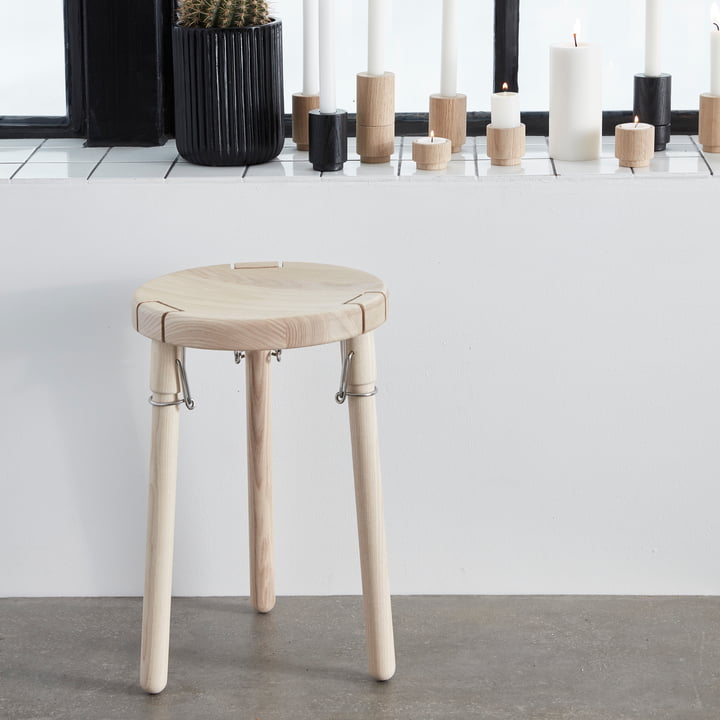 Tabouret U1 avec les bougeoirs et les supports pour bougies chauffe-plat Create Me d’Andersen Furniture