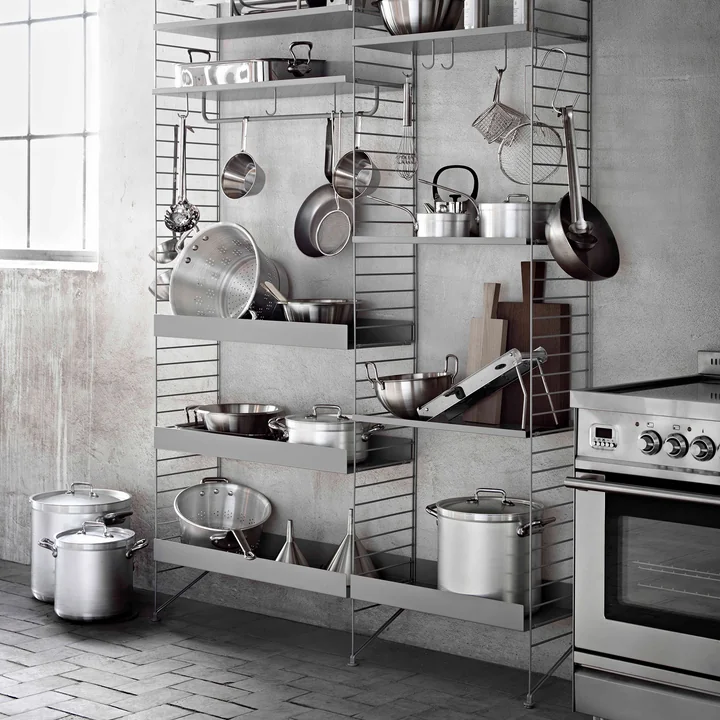 Système d'étagères String avec étagères métalliques et accessoires dans la cuisine