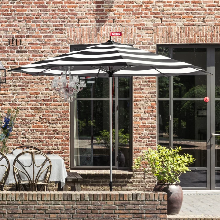 Parasol à rayures et lustre RockCoco de Fatboy