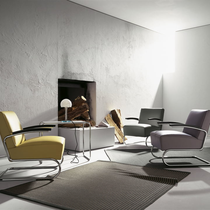 Le fauteuil S 411 et la table de composition B 9 de Thonet