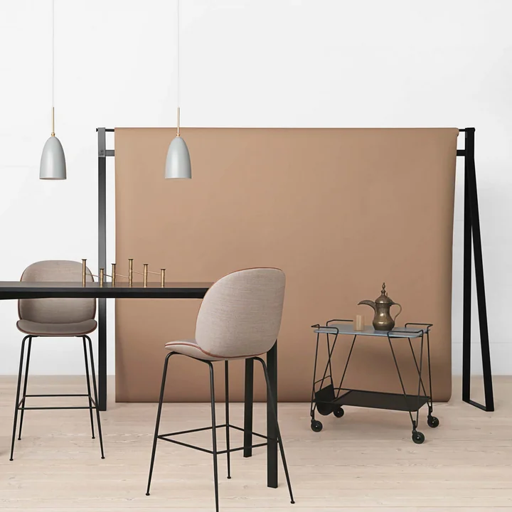 Le chariot Matégot de Gubi dans des espaces privés et publics