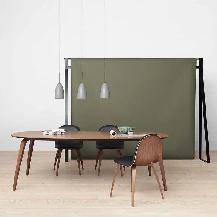 Table de Gubi avec des chaises et des suspensions lumineuses