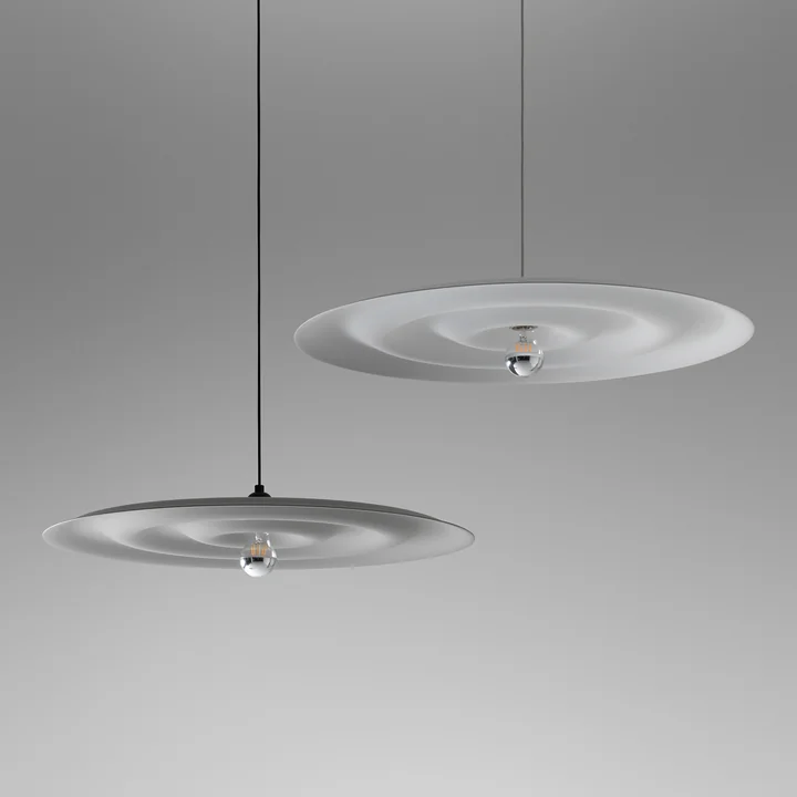 Suspension lumineuse Alma par Wästberg en blanc signalisation et gris-blanc