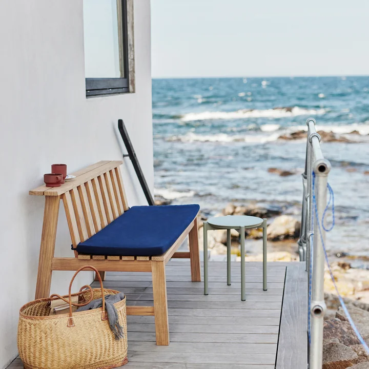 Skagerak - Banc Plank 144 cm, en teck avec coussin marine sur la terrasse 
