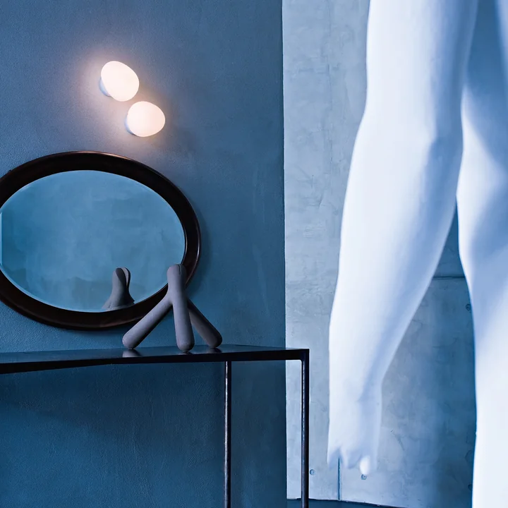 L'applique murale et plafonnier LED Gregg de Foscarini au-dessus d'une table