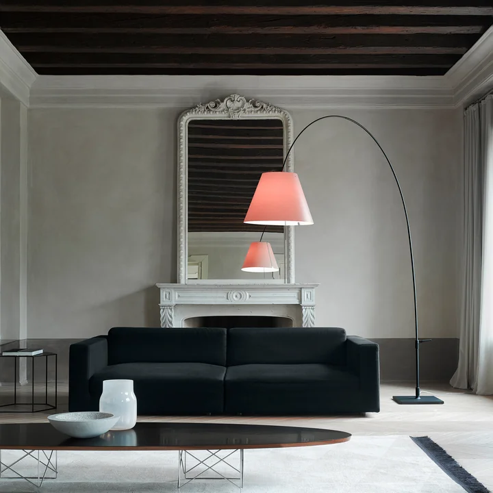 Le lampadaire de Lady Costanza par Luceplan au-dessus d'un canapé dans un salon élégant