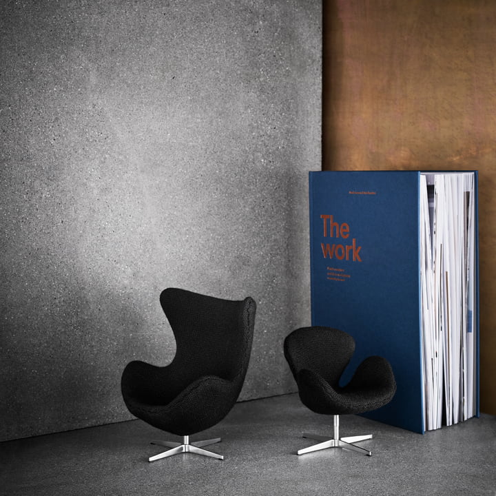 Les Fauteuils Œuf Miniature et Cygne Miniature de Fritz Hansen sur l'étagère