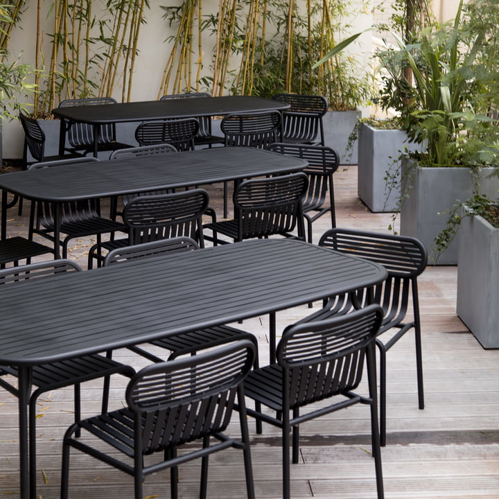 Tables et chaises noires de la série Week-End de Petite Friture sur la terrasse