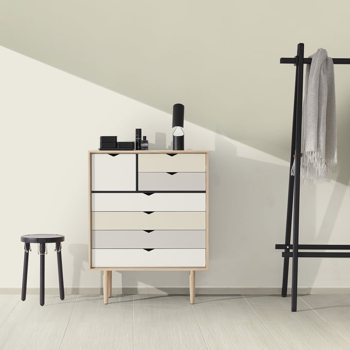 La commode S8 par Andersen Furniture, chêne savonné / façade multicolore dans la chambre à coucher