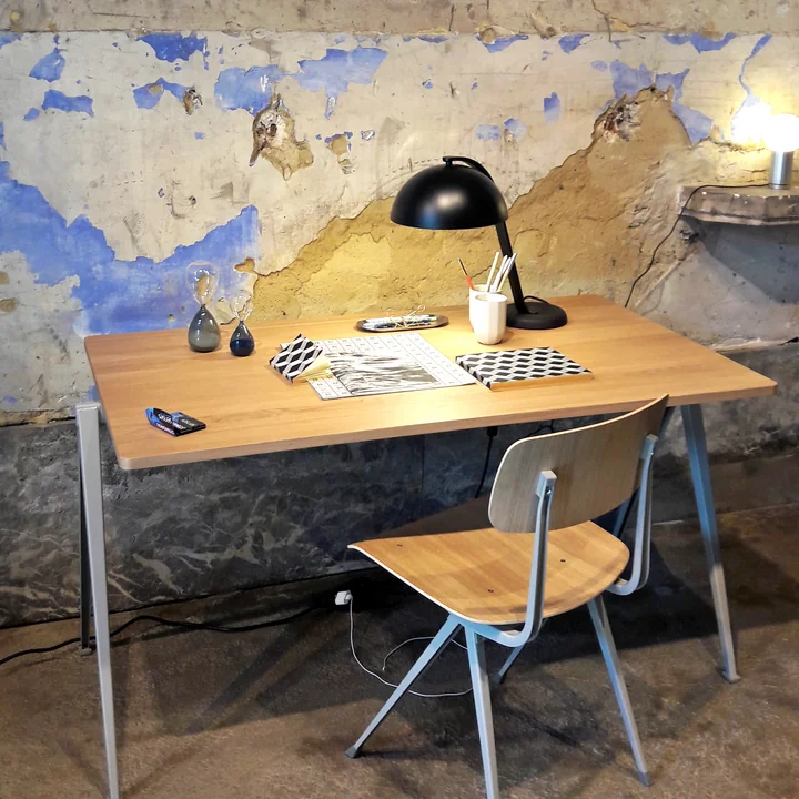 Le flair rétro avec le Result chaise et la table Pyramide de HAY